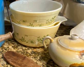 Pyrex NICE condition bowls.