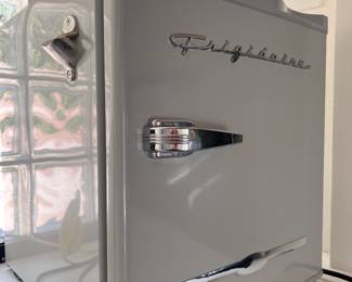 Love this dinky vintage looking Fridge!