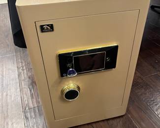 Nice safe with 3 different ways to lock it.