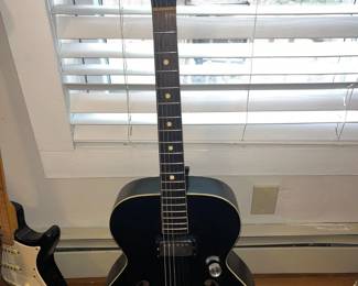 The Loar LH - 309 - BKM Carved Top Archtop with Single P90, Black Matte 