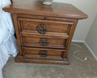 Drexel nightstand .. the handle just needs a good screw (stop!).