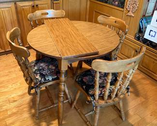 Breakfast table with leaf and four chairs