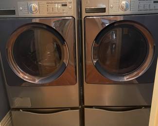 Kenmore elite washer and dryer with steam options and pedestals like new