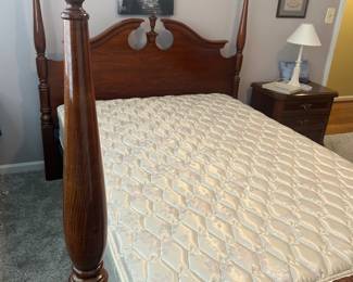 4-POST DOUBLE SIZE BED