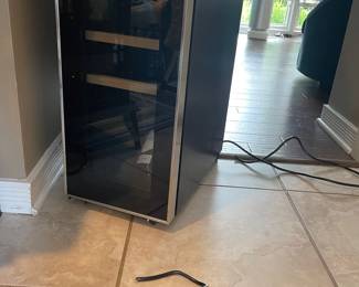 Item is broken, but somebody can fix it!!! 