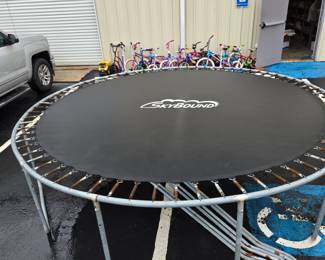 12' Trampoline w/ poles for safety net