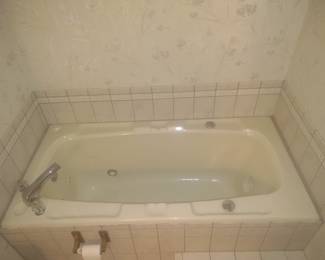 Nice Jacuzzi tub that has barely been used.