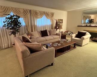 Beautiful contemporary furnishings- Clean, like new.