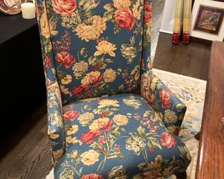 Dinning room chairs on both end of the table 