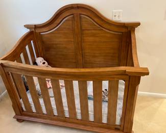 Baby crib that converts to changing table Bassett 