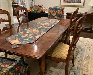 Dinning table with leaves great condition 