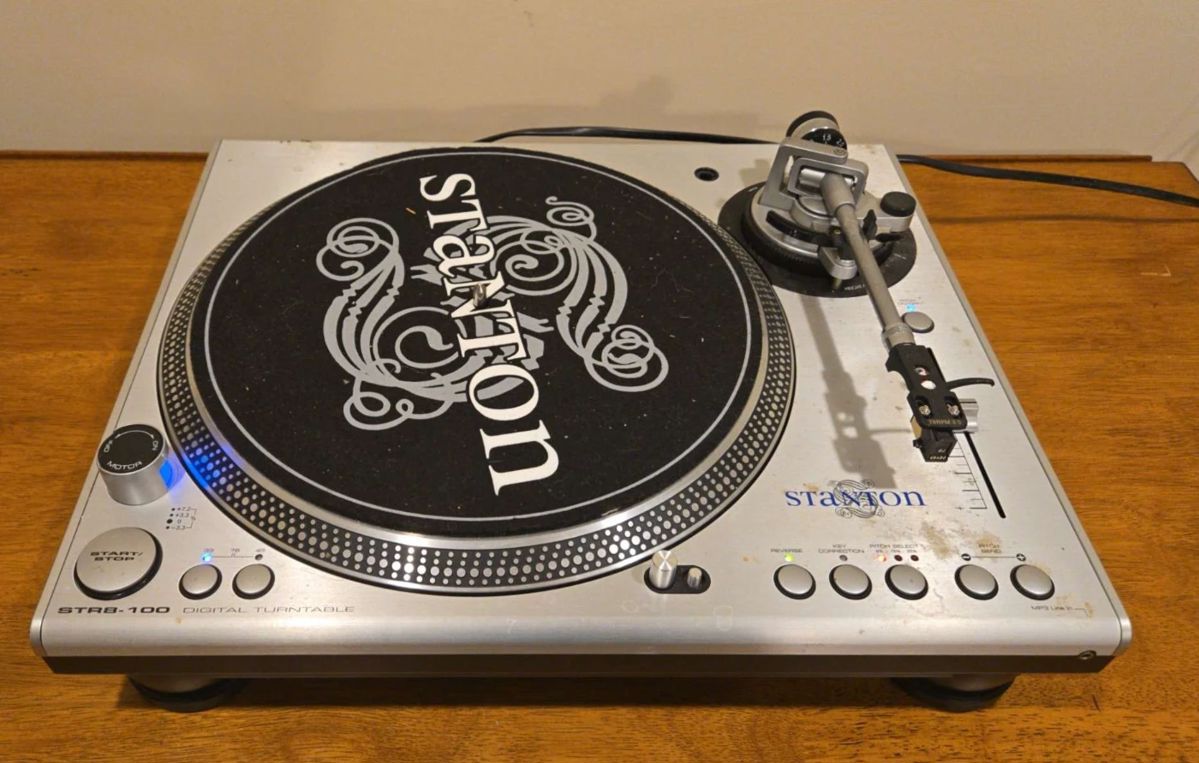  001 Stanton STR8100 Digital Turntable
