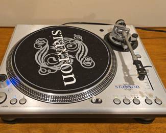  001 Stanton STR8100 Digital Turntable