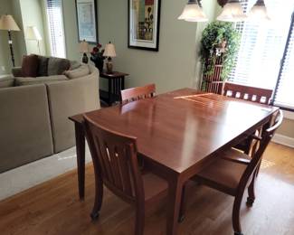 Kitchen table w/4 chairs & 2 leaves