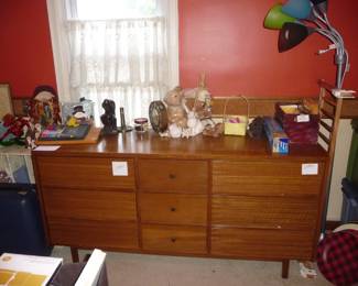 neat lamp / Large chest / MORE