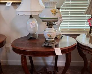 Round top table with lamps 