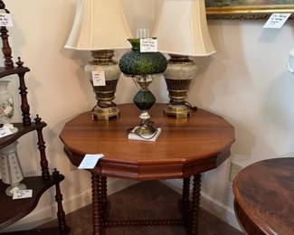 Spindle leg round table with lamps
