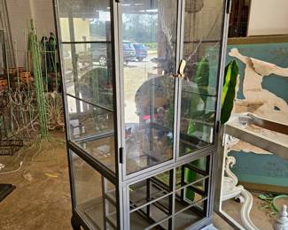 Heavy display cabinet