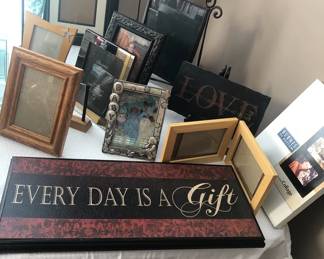 FRAMES & DECOR