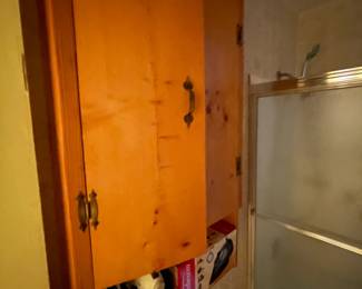 2 hanging cabinets