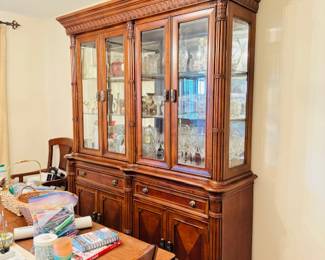 Broyhill China Closet with matching dining table (6 Chairs and 2 leaf extenders) MINT condition