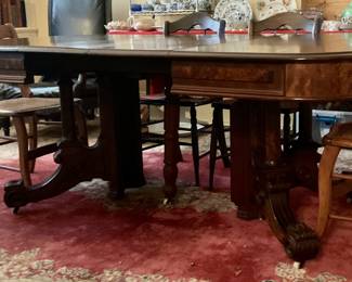 Victorian pedestal table has 6 leaves