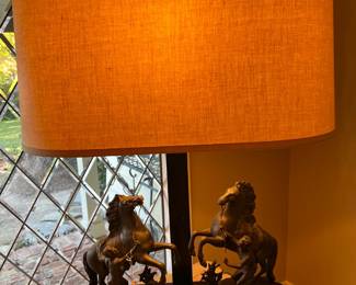 For those who like horses, this lamp could be perfect.