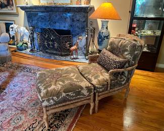 This chair and matching footrest is very comfortable.