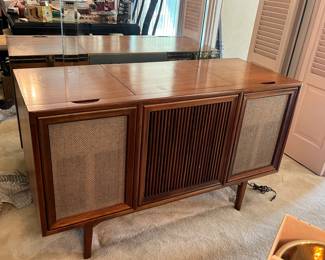  A stylish Mid-century modern Stereo Console/record player by Kipp Stewart for Drexel in walnut, turns on records play might needs a new tube. 