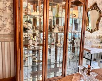 Lighted display cabinet with glass shelves