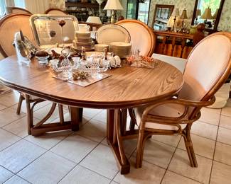 Dining/kitchen table w/6 chairs and 3 leaves 
