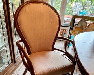 Dining/kitchen table w/6 chairs and 3 leaves 