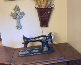 Antique WORKING sewing machine and wooden sewing table. 