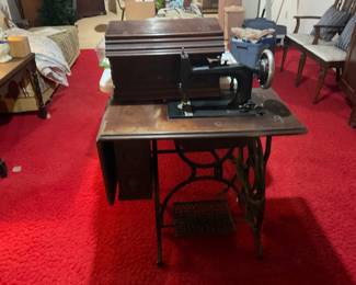 ANTIQUE SEWING MACHINE