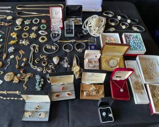 COSTUME JEWELRY.   NO GOLD.  SO DONT WASTE YOUR TIME