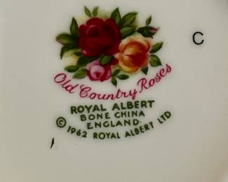 VINTAGE OLD COUNTRY ROSES by ROYAL ALBERT BONE CHINA
