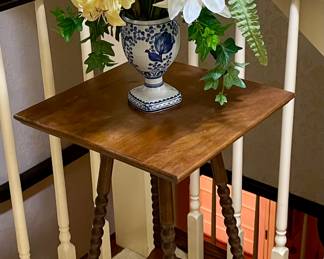 ANTIQUE SPINDLE TABLE, FLORAL DECOR IN BLUE/WHITE VASE