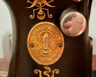 ANTIQUE SINGER TREDDLE SEWING MACHINE