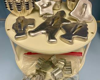 VINTAGE COOKIE CUTTERS AN MOULD CUPS