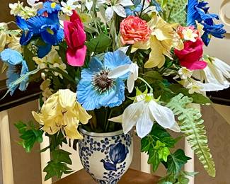 FLORAL DECOR IN BLUE/WHITE VASE