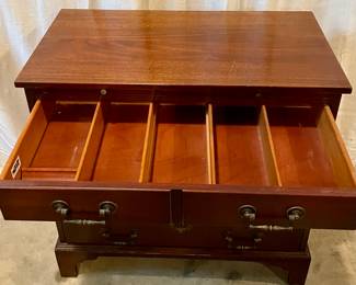 VINTAGE MADDOX MAHOGANY COLONIAL REPRODUCTIONS CHEST