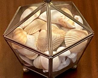 VINTAGE BRASS/GLASS PENTAGON BOX W/SHELLS