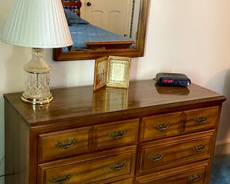 VINTAGE DRESSER/MIRROR, GLASS/BRASS LAMP
