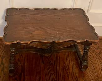 VINTAGE/ANTIQUE PIE-CRUST TABLE