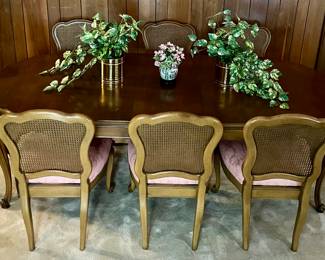 VINTAGE DINING ROOM 3-LEAVES TABLE AND 8-CHAIRS