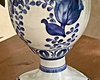 FLORAL DECOR IN BLUE/WHITE VASE