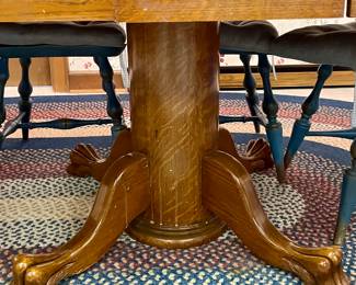 VINTAGE OAK CLAW FOOT DINING TABLE W/2-LEAVES, 6-CHAIRS, LARGE BRAIDED RUG