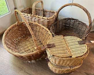3 Extra Large Baskets & 2 Double Sided Toilet Paper Baskets
Lot #: 109