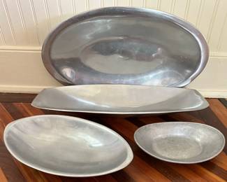 4 Metal Serving Platters
Lot #: 183