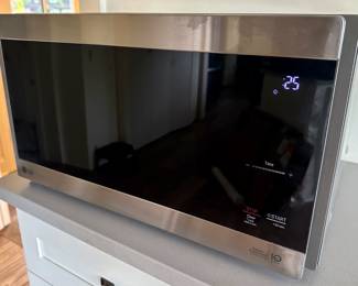 LG Smart Inverter Magnetron Microwave Oven
Lot #: 116